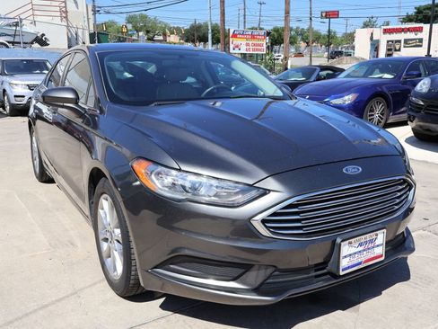 Used 2017 Ford Fusion SE w/ Fusion SE Technology Package FWD image 1