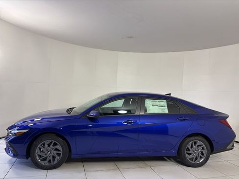 New 2025 Hyundai Elantra Hybrid FWD image 2