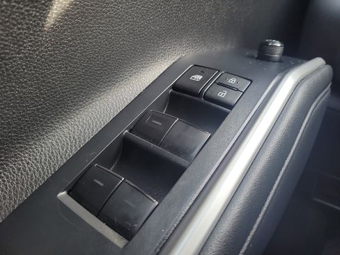 Used 2022 Toyota Highlander XLE image 19