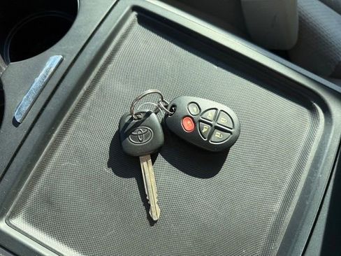 Used 2019 Toyota Sienna LE w/ Carpet Mat Package image 31