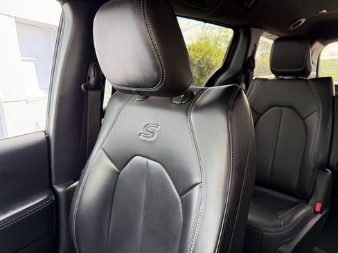 Used 2023 Chrysler Pacifica Touring-L w/ S Appearance Package FWD image 20