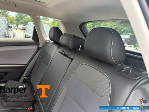 Used 2023 Volkswagen Taos SE w/ Panoramic Sunroof Package FWD image 9