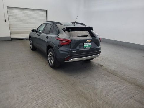 Used 2025 Chevrolet Trax LT FWD image 5