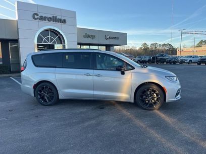 Used 2026 Chrysler Pacifica Select w/ S Appearance Package