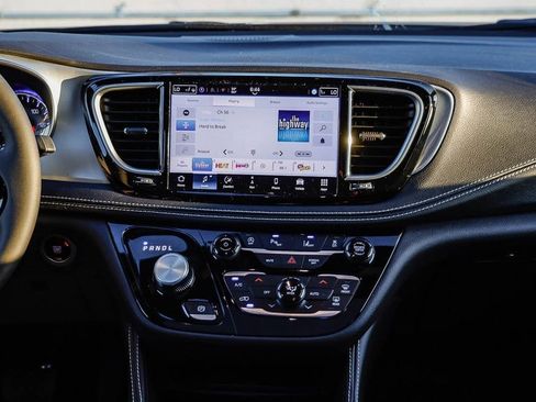 New 2026 Chrysler Pacifica Limited w/ S Appearance Package AWD/4WD image 16