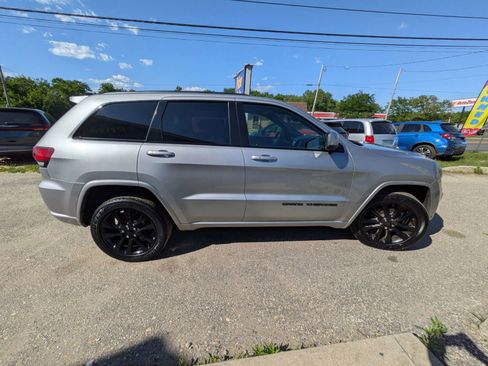 Used 2018 Jeep Grand Cherokee Altitude AWD/4WD image 7