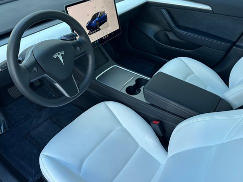 Used 2023 Tesla Model 3 Standard Range image 10