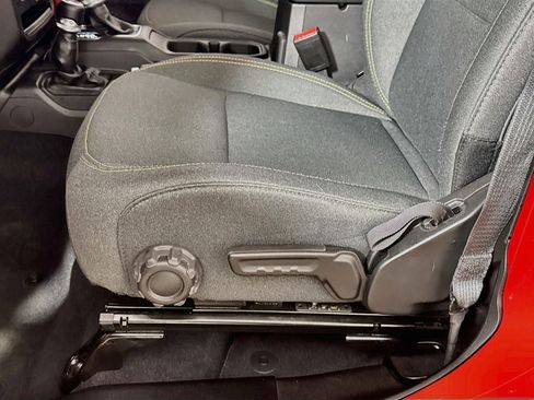 Used 2025 Jeep Wrangler Unlimited Sahara AWD/4WD image 20