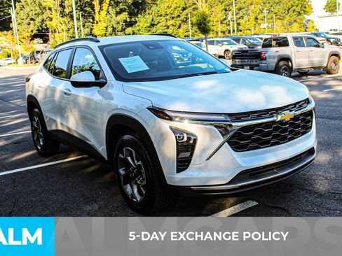 Used 2025 Chevrolet Trax LT FWD image 3