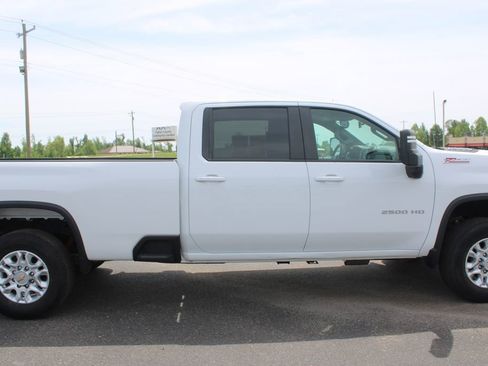 Used 2023 Chevrolet Silverado 2500 LT AWD/4WD image 12