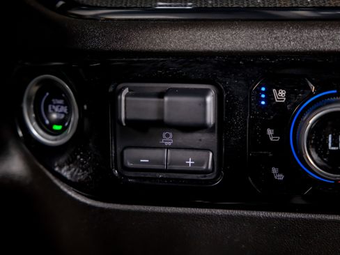 Used 2024 Chevrolet Silverado 2500 ZR2 w/ Technology Package image 35