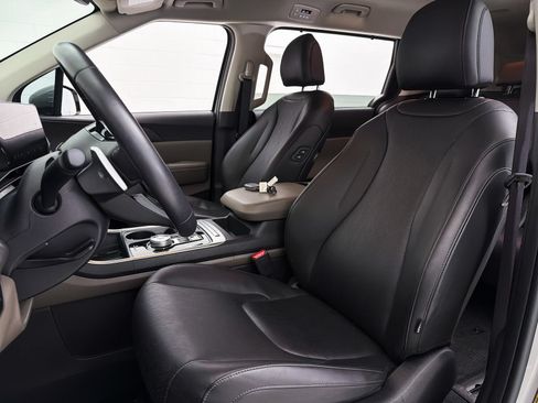 Certified 2025 Kia Carnival EX FWD image 21
