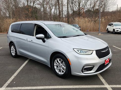 Used 2023 Chrysler Pacifica Touring-L image 3