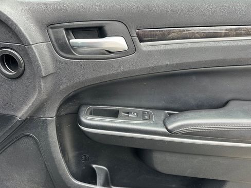 Used 2018 Chrysler 300 Limited image 21