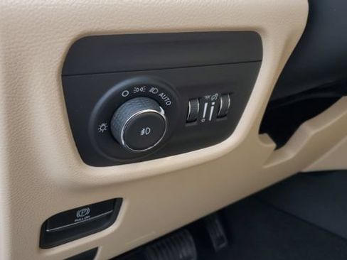 Certified 2024 Jeep Grand Cherokee Limited w/ Black Appearance Package AWD/4WD image 12