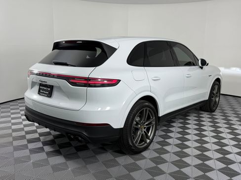 Certified 2023 Porsche Cayenne Platinum Edition image 9