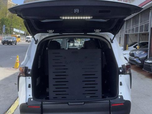 Used 2025 Toyota Sienna LE FWD image 4