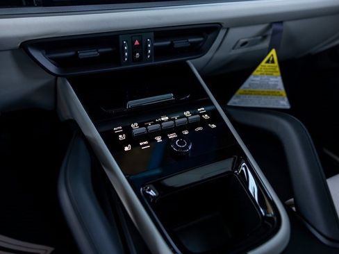 Certified 2025 Porsche Cayenne Coupe image 43