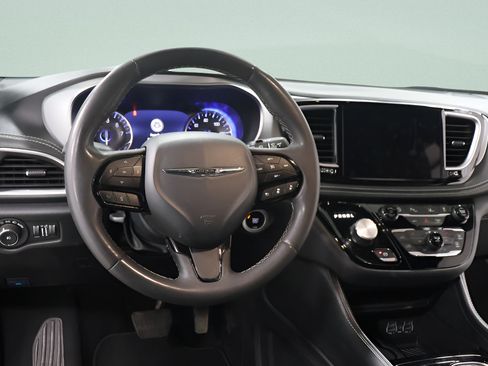 Used 2025 Chrysler Pacifica Limited FWD image 9