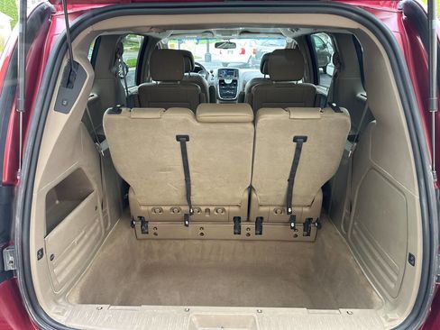 Used 2015 Chrysler Town & Country Touring FWD image 9