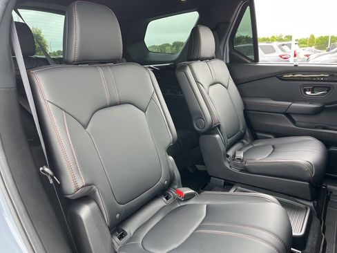 Used 2025 Honda Pilot TrailSport image 28