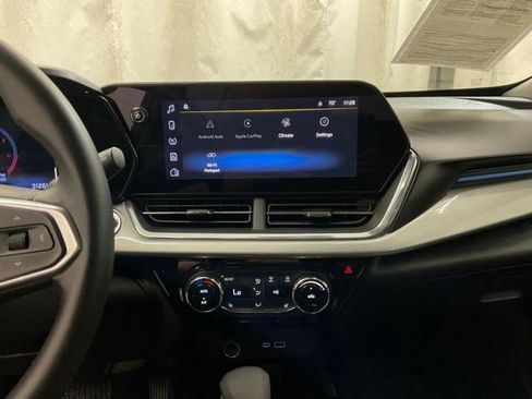 Used 2025 Chevrolet Trax LT w/ LT Convenience Package FWD image 16