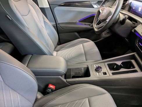 Certified 2025 Volkswagen Tiguan SE w/ Panoramic Sunroof Package AWD/4WD image 37