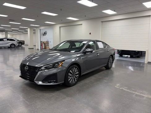 Used 2023 Nissan Altima 2.5 SV FWD image 3