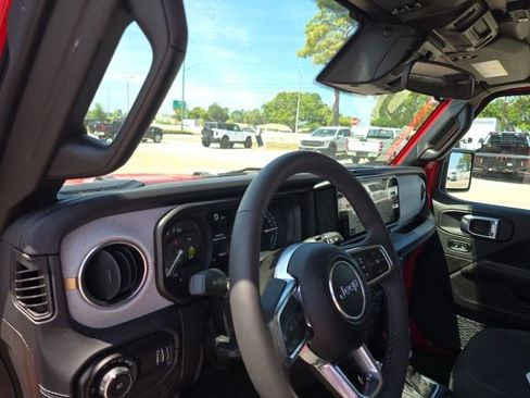 Used 2025 Jeep Wrangler Sahara image 9