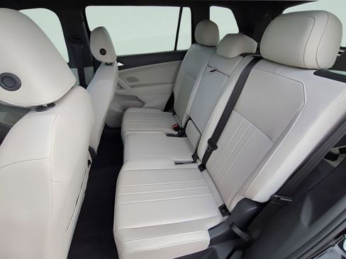 Used 2023 Volkswagen Tiguan SE R-Line image 13