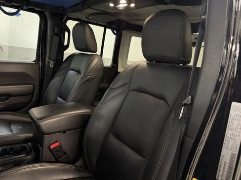 Used 2021 Jeep Wrangler Unlimited Sahara w/ Uconnect 4C Nav & Sound Group AWD/4WD image 13
