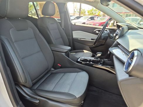 Used 2025 Chevrolet Trax LT w/ LT Convenience Package FWD image 31