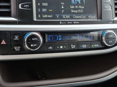 Used 2019 Toyota Highlander Plus AWD/4WD image 20