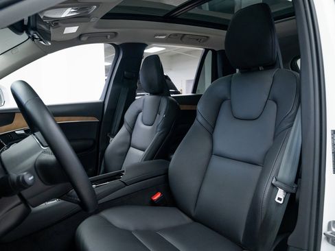 Used 2025 Volvo XC90 T8 Plus image 19