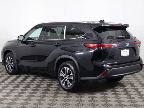 Used 2022 Toyota Highlander XLE AWD/4WD image 10