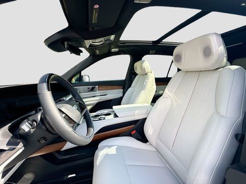 New 2026 Cadillac Vistiq Sport w/ LPO, Floor Liner Package image 21