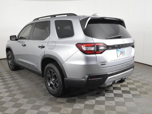 Used 2025 Honda Pilot TrailSport image 8