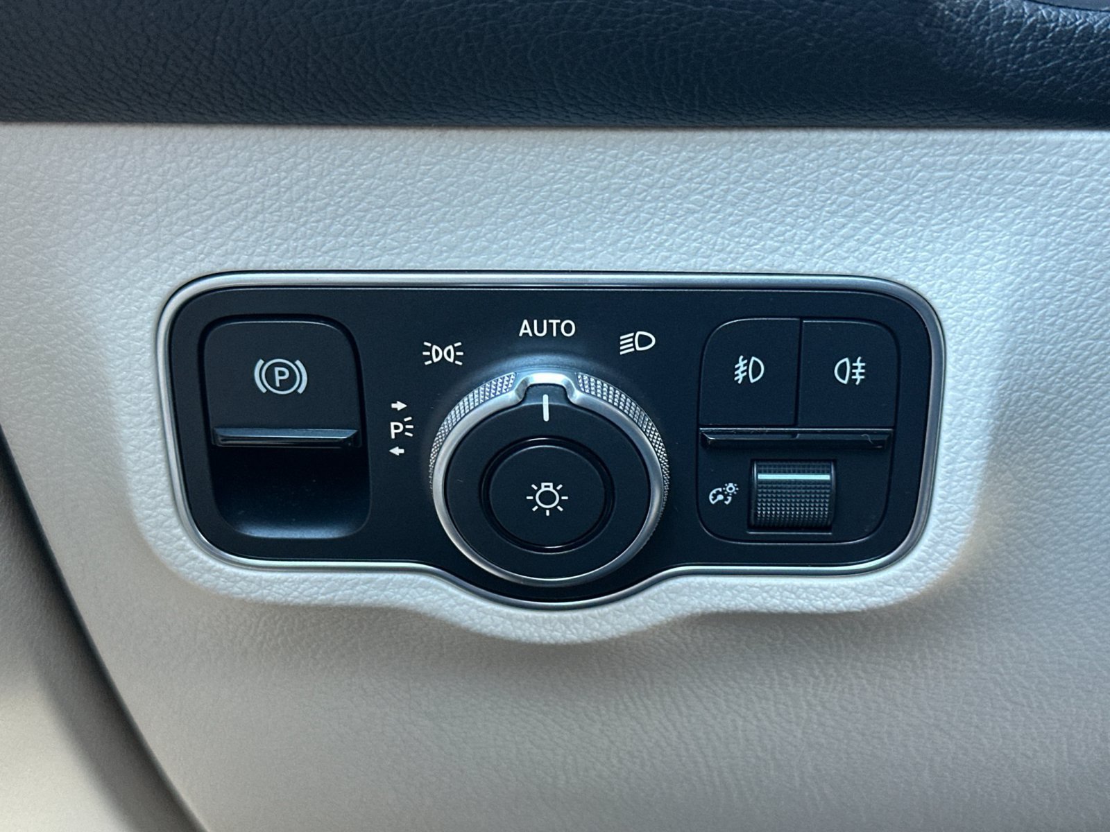 Used 2023 Mercedes-Benz GLB 250 image 30