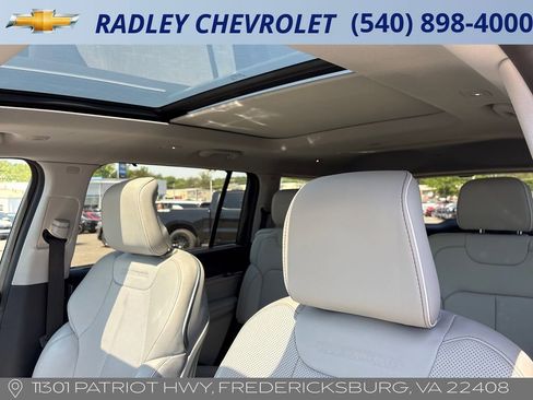Used 2022 Jeep Grand Cherokee L Overland w/ Luxury Tech Group IV AWD/4WD image 2