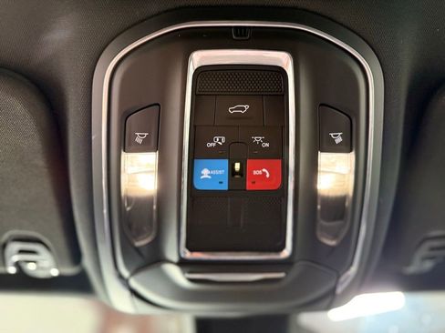 Used 2024 Jeep Wagoneer L Series II image 17