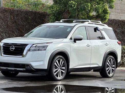 Used 2023 Nissan Pathfinder Platinum image 8