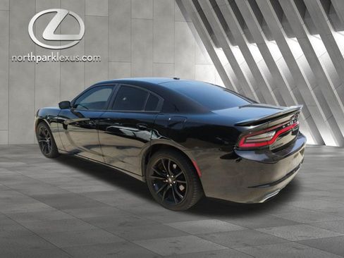 Used 2018 Dodge Charger SXT w/ Blacktop Package RWD image 2