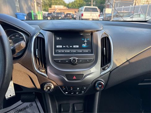Used 2017 Chevrolet Cruze LT FWD image 14