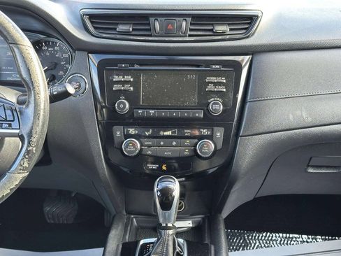 Used 2017 Nissan Rogue SV FWD image 22