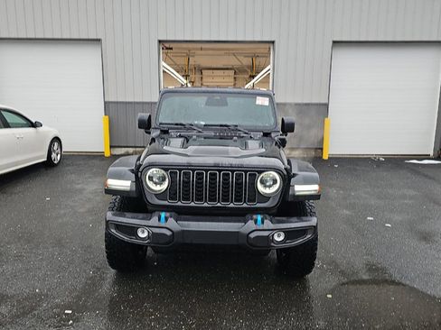 Used 2025 Jeep Wrangler Unlimited Rubicon 4xe w/ Convenience Group AWD/4WD image 3