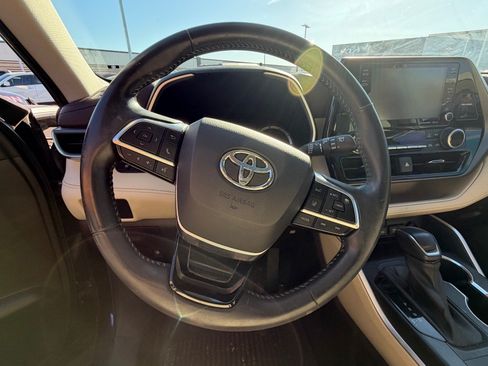 Used 2020 Toyota Highlander XLE FWD image 11