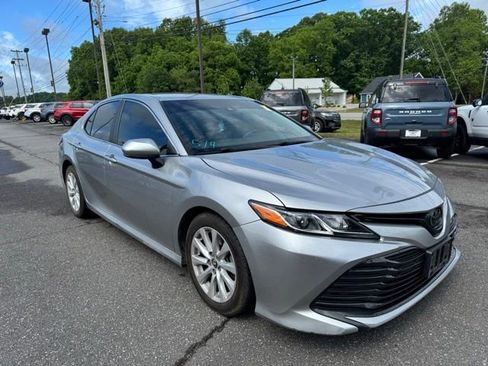 Used 2018 Toyota Camry LE FWD image 3