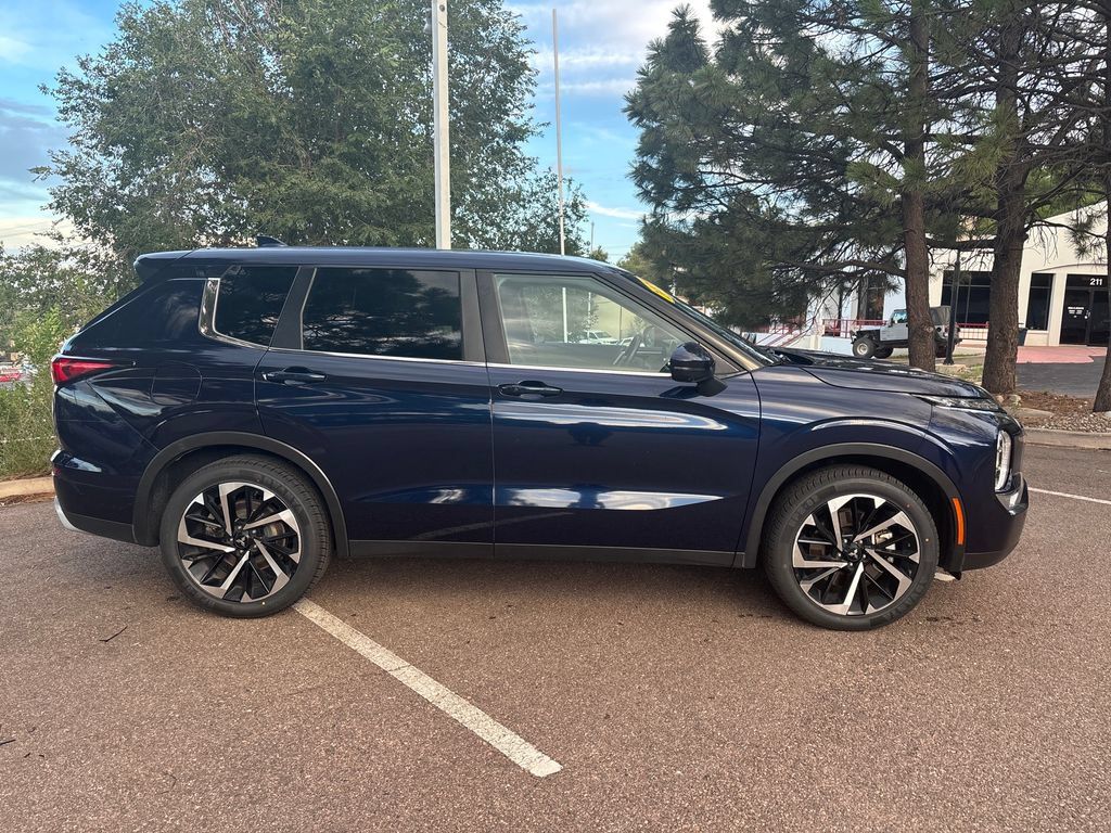 Used 2024 Mitsubishi Outlander FWD image 4