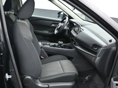 Used 2024 Nissan Rogue SV FWD image 11