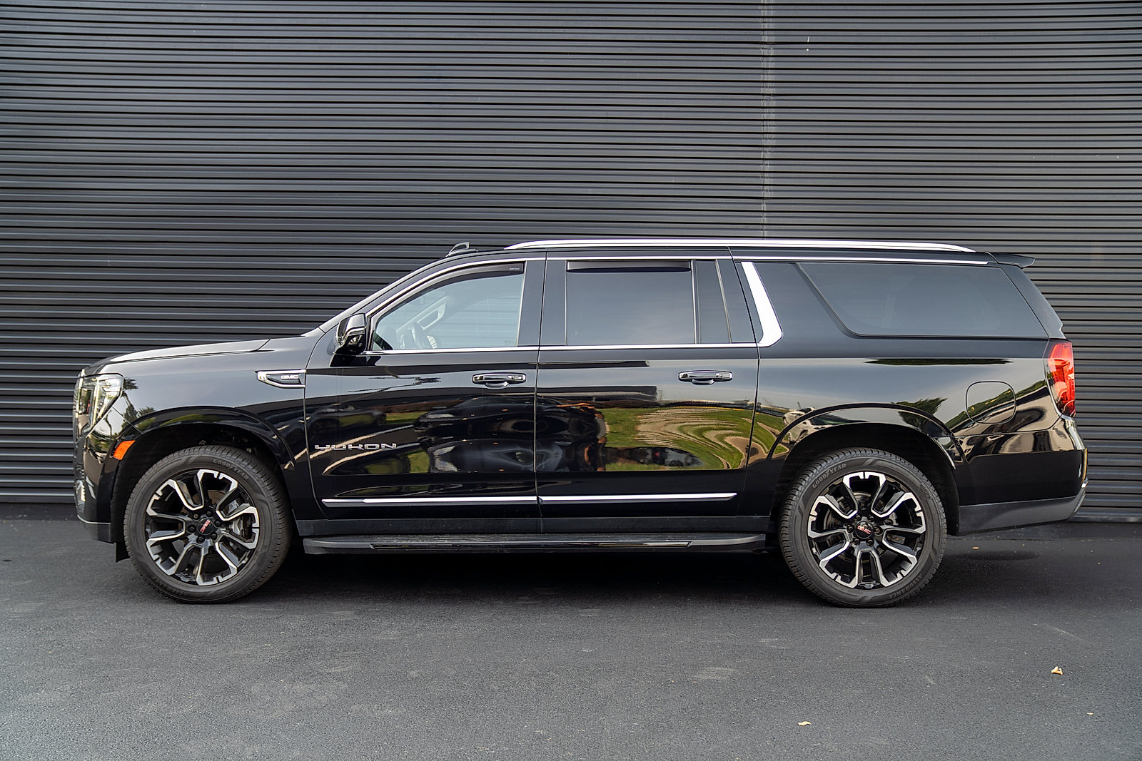 Used 2022 GMC Yukon XL SLT w/ SLT Luxury Package AWD/4WD image 2